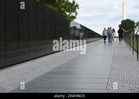 Les visiteurs marchent le long du mur commémoratif du Vietnam à Washington, DC. Banque D'Images