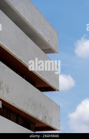 Résumé arrière-plan minimal de l'architecture avec des coins de plafond en béton blanc sous ciel bleu clair mexique Banque D'Images