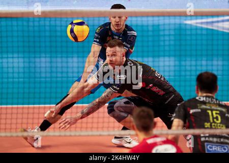 PalaMazzola, Taranto, Italie, 01 octobre 2022, Ivan Zaytsev (Cucine Lube Civitanova) DIG pendant Gioiella Prisma Taranto vs Cucine Lube Civitanova - Banque D'Images