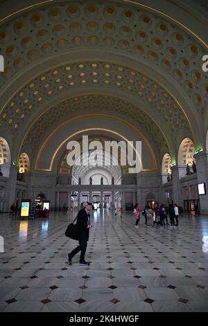 Les passagers passent par le Great Hall en chemin vers leur train à Union Station, Washington, DC. Banque D'Images