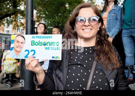 Londres, Royaume-Uni. 2nd octobre 2022. Les expatriés brésiliens dans la capitale sont passés aux urnes lors de l'élection présidentielle nationale. Les partisans des deux principaux candidats - Jair Bolsonaro, le président du Parti libéral, et Luiz Inacio Lula de Silva, du Parti des travailleurs, se sont rassemblés devant Hammersmith et Fulham College, dans l'ouest de Londres, alors que de longues files d'attente se sont développées tout au long de la journée. Environ 15 000 000 inscrits devraient voter à Londres, sur un total de 120 millions dans le monde. Crédit : onzième heure Photographie/Alamy Live News Banque D'Images