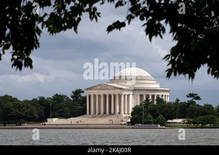 Le Jefferson Memorial est un mémorial présidentiel construit à Washington, D.C., entre 1939 et 1943 en l'honneur de Thomas Jefferson, l'auteur principal de la Déclaration d'indépendance des États-Unis, une force intellectuelle centrale derrière la Révolution américaine, fondateur du Parti démocrate-républicain, et troisième président de la nation. Le Jefferson Memorial présente plusieurs citations de Jefferson conçues pour capturer l'idéologie et la philosophie de Jefferson. Banque D'Images