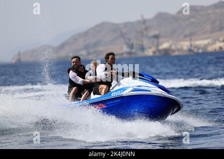 Eilat, Israël - 27 septembre 2022, marcher le long de la mer sur un scooter des mers Banque D'Images