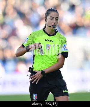 Reggio Emilia, Italie. 2nd octobre 2022. L'arbitre Maria Sole Ferrieri Caputi est vu lors d'un match de football entre Sassuolo et Salernitana à Reggio Emilia, Italie, le 2 octobre 2022. Credit: STR/Xinhua/Alay Live News Banque D'Images