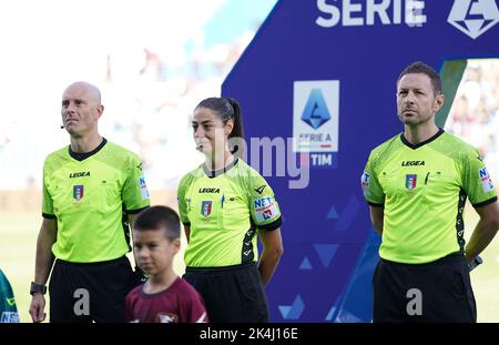 Reggio Emilia, Italie. 2nd octobre 2022. L'arbitre Maria Sole Ferrieri Caputi (2nd R) est vu avant un match de football entre Sassuolo et Salernitana à Reggio Emilia, Italie, le 2 octobre 2022. Credit: STR/Xinhua/Alay Live News Banque D'Images