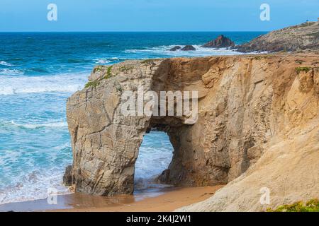 L'arc naturel rocheux L'Arche de Port-Blanc sur la côte sauvage (Côte Sauvage) de la péninsule de Quiberon en Bretagne, France. Banque D'Images