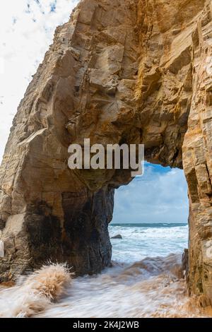 L'arc naturel rocheux L'Arche de Port-Blanc sur la côte sauvage (Côte Sauvage) de la péninsule de Quiberon en Bretagne, France. Banque D'Images
