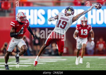 Lincoln, ne. États-Unis 01st octobre 2022. Malachi Holt-Bennett #19, grand receveur de l'Indiana Hoosiers, s'étire pour un col renversé dans la moitié 1st, tandis que le Nebraska Cornhuskers dos défensif Tireke Johnson #1 défend en action lors d'un match de football de la NCAA Division 1 entre Indiana Hoosiers et les Nebraska Cornhuskers au Memorial Stadium de Lincoln, ne. Nebraska a gagné 35-21.assiduité: 86,804,3 86th sellout consécutifs.Michael Spomer/Cal Sport Media/Alamy Live News Banque D'Images