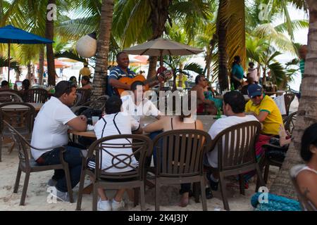 Boca Chica, Saint-Domingue, 18 novembre 2012: Amis appréciant la plage de Boca Chica. Banque D'Images