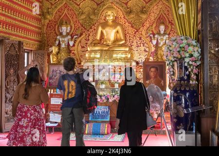Chiang Mai, province de Chiang Mai, 26 février 2018: Touristes visitant l'intérieur d'un Wat en Thaïlande. Banque D'Images