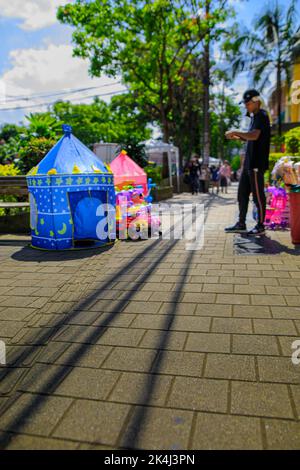 Medellín, Antioquia, 22 décembre 2020: Rue Medellin vendeur sur le trottoir près de Comuno 13. Banque D'Images