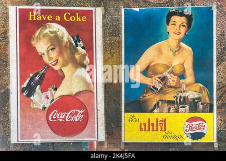 KANCHANABURI,THAÏLANDE-DÉCEMBRE 29,2019:Fermer Coca Cola vintage et Pepsi logo bannière, vieux rouillé et cassé plaque de zinc de boisson non alcoolisée panneau d'affichage adve Banque D'Images