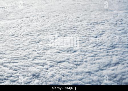 Vue imprenable sur les nuages depuis la fenêtre de l'avion, les nuages bleus blancs épais ressemblent à de la mousse douce, couvert d'air frais givré. Beau ciel nuageux Banque D'Images