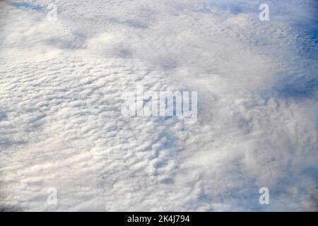 Vue imprenable sur les nuages depuis la fenêtre de l'avion, les nuages bleus blancs épais ressemblent à de la mousse douce, couvert d'air frais givré. Beau ciel nuageux Banque D'Images