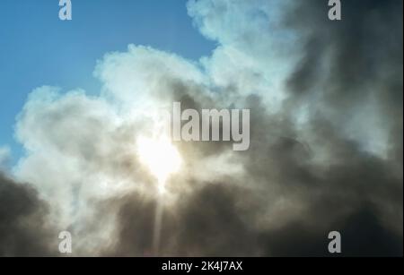 Le soleil dans le ciel était couvert de fumée noire Banque D'Images
