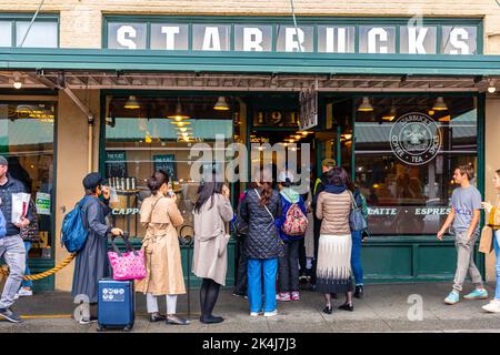 Seattle, Washington, Etats-Unis - 9 octobre 2019: Les gens attendent sur la piste dans la longue file d'attente à la commande à l'intérieur du premier Starbucks, le plus classique et populaire Banque D'Images