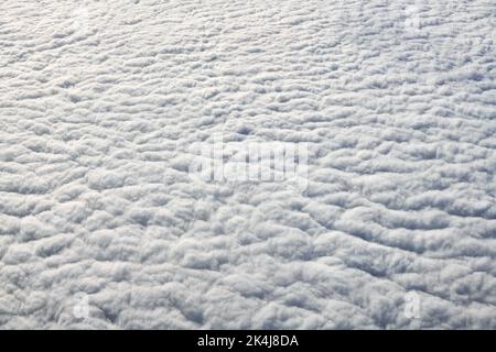 Vue imprenable sur les nuages depuis la fenêtre de l'avion, les nuages bleus blancs épais ressemblent à de la mousse douce, couvert d'air frais givré. Beau ciel nuageux Banque D'Images