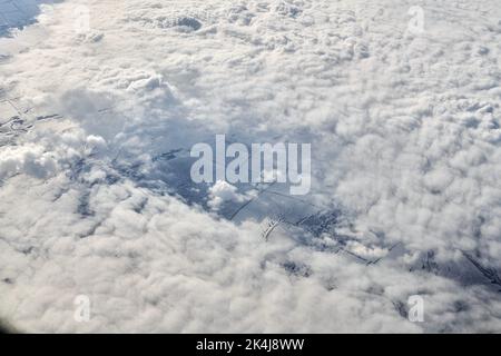 Vue imprenable sur les nuages depuis la fenêtre de l'avion, les nuages bleus blancs épais ressemblent à de la mousse douce, couvert d'air frais givré. Beau ciel nuageux Banque D'Images