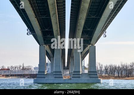 Pont en béton vue de fond à Rostov sur Don ville sur la rivière Don, pont Voroshilovsky pour voitures sur supports en béton. Vue sous pont double, monume Banque D'Images