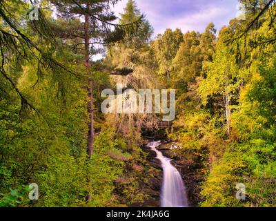 La haute chute de Moness, les Birks d'Aberfeldy, Perthshire, Écosse. Inspiration pour la chanson Robert Burns « The Birks of Aberfeldy » Banque D'Images