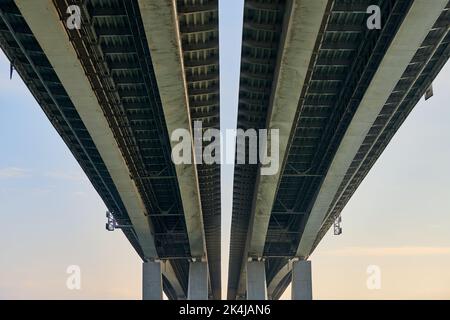 Pont en béton vue de fond à Rostov sur Don ville sur la rivière Don, pont Voroshilovsky pour voitures sur supports en béton. Vue sous pont double, monume Banque D'Images