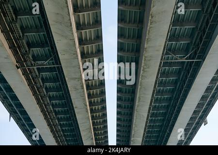 Pont en béton vue de fond à Rostov sur Don ville sur la rivière Don, pont Voroshilovsky pour voitures sur supports en béton. Vue sous pont double, monume Banque D'Images