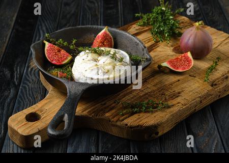 Vue de dessus du fromage à pâte molle cuit au four et des figues sur la poêle à frire Banque D'Images