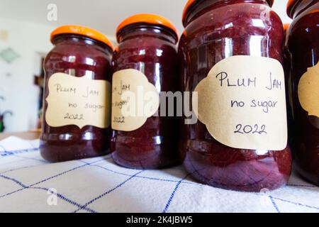 Confiture de prunes maison dans des pots étiquetés: Confiture de prunes sans sucre Banque D'Images