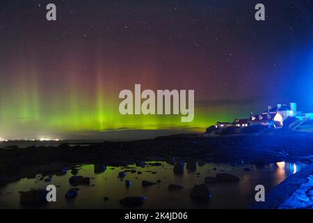 Les aurores boréales, mieux connues sous le nom de lumières nordiques, apparaissent tôt le matin sur l'île St Mary's, dans la baie Whitley, sur le nord de Tyneside. Date de la photo: Lundi 3 octobre 2022. Banque D'Images