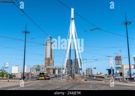 Rotterdam, pays-Bas - 8 mai 2022: Passage de personnes et de véhicules sur le pont d'Erarmusbrug au-dessus de la Nouvelle Meuse. Jour ensoleillé du printemps Banque D'Images