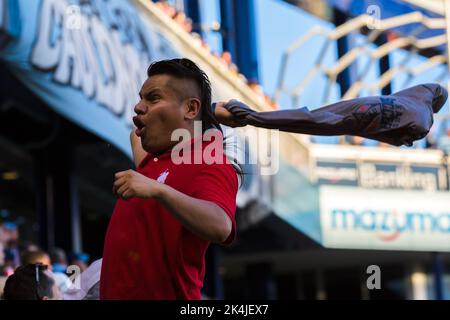 2 octobre 2022, Kansas City, Kansas, États-Unis : un fan sportif de KC au Cauldron fait sortir son maillot du club de football de Kansas City pour célébrer un but marqué pendant la première moitié du match. (Image de crédit: © Serena S.Y. Fil de presse HSU/ZUMA) Banque D'Images