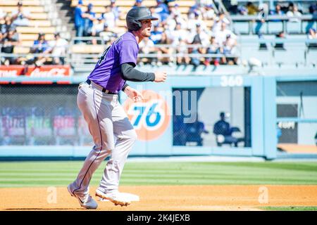 Ryan McMahon (24 ans), troisième joueur de base des Colorado Rockies, en deuxième position en troisième manche contre les Colorado Rockies lors d'un match de la Ligue majeure de baseball au Dodger Stadium le dimanche 2 octobre 2022 à Los Angeles, Calif. Les Rockies battent les Dodgers 4-1. (Aliyah Navarro/image du sport) Banque D'Images