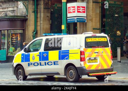 Fourgonnette de la police britannique des transports devant la gare centrale britannique, panneau Glasgow, Écosse, Royaume-Uni Banque D'Images