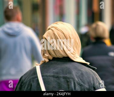 Femme musulmane portant un foulard hijab de derrière Glasgow, Écosse, Royaume-Uni Banque D'Images