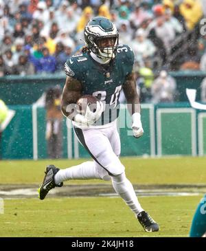 Philadelphie, Pennsylvanie, États-Unis. 3rd octobre 2022. Philadelphia Eagles en marche arrière Trey Sermon (34) cherche une salle de course lors d'un match NFL entre les Jacksonville Jaguars et les Philadelphia Eagles au Lincoln Financial Field à Philadelphie, en Pennsylvanie, le dimanche 2 2022 octobre. Duncan Williams/CSM/Alamy Live News Banque D'Images