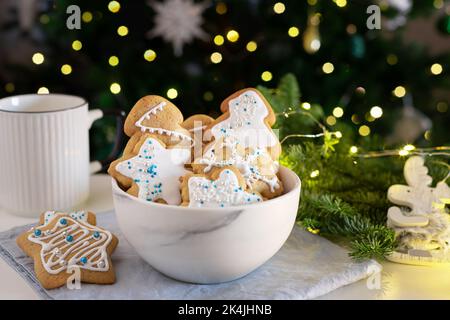 Biscuits de Noël traditionnels au pain d'épice et lait pour le Père Noël Banque D'Images