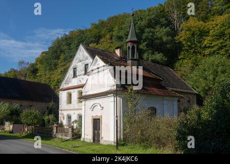 Chapelle baroque de la Sainte Trinité de 1766 et maison de campagne dans le village d'Osinalice, en Tchéquie. Banque D'Images