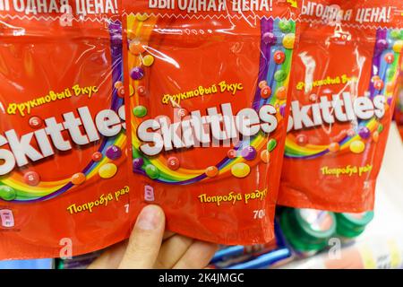 Tyumen, Russia-27 septembre 2022: Des skittles et des bonbons doux colorés et savoureux entourant le sac. Vendre au supermarché Banque D'Images