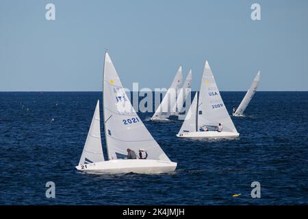 Un voilier de course de la flotte de classe Etchells dans la mer - Bacardi Cup Invitational Regatta Banque D'Images