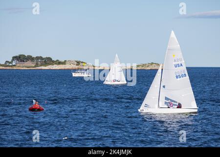 Un voilier de course de la flotte de classe Etchells dans la mer - Bacardi Cup Invitational Regatta Banque D'Images