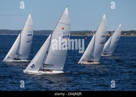 Un voilier de course de la flotte de classe Etchells dans la mer - Bacardi Cup Invitational Regatta Banque D'Images