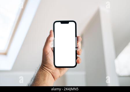 Touriste dans la chambre d'hôtel avec smartphone avec écran de maquette vide pour la réservation et l'application de réservation ou le service de classification d'hébergement Banque D'Images