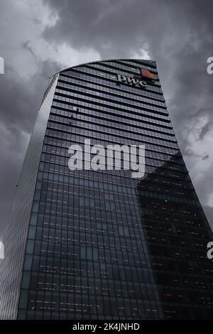 Milan, Italie - 26 juin 2022: Bâtiment moderne de bureau PWC à Tre Torri avec ciel nuageux foncé. Architecture de verre à CityLife, Lombardie. Banque D'Images