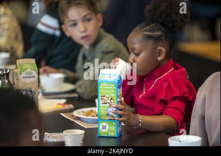 2022-10-03 09:10:09 AMSTERDAM - Maire Femke Halsema pendant le petit déjeuner du Maire à la mairie d'Amsterdam. Le petit déjeuner est organisé pour souligner l'importance d'un petit déjeuner sain. ANP EVERT ELZINGA pays-bas sortie - belgique sortie Banque D'Images