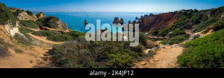 Lagos, Portugal, septembre 2022 : vue sur les falaises de Praia do Camilo à Lagos, Portugal. Banque D'Images