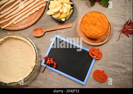 Tableau noir espace publicitaire pour insérer le texte promotionnel à côté des ingrédients pour la tarte à la citrouille de Thanksgiving classique américaine Banque D'Images