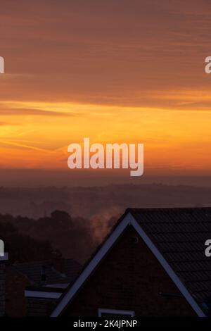 West Yorkshire, Royaume-Uni. 3rd octobre 2022. Météo Royaume-Uni.Halifax, West Yorkshire, Royaume-Uni. Le soleil se lève lors d'une nouvelle semaine d'automne au-dessus des toits et des buses à gaz dans le village de Northowram dans le West Yorkshire près de Halifax, Calberland, West Yorkshire, UK Credit: Windmill Images/Alay Live News Banque D'Images