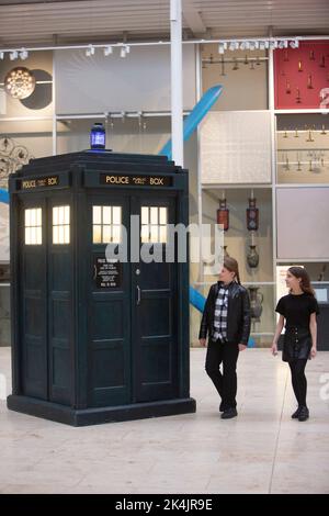 Édimbourg 3rd octobre 2022. Rappel de l'appel - TARDIS débarque au Musée national d'Écosse pour marquer les billets en vente pour l'exposition Major Doctor Who. Cette nouvelle exposition révolutionnaire, qui se déroulera du 9 décembre 2022 au 30 avril 2023. Photo : (l-r) Almila Kaplangi 12 et Oskar Madine 11. Pic Credit: Pako Mera/Alay Live News Banque D'Images