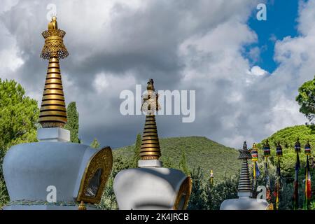 Un aperçu des stupas à l'intérieur de l'institut bouddhiste de Pomaia, Pise, Italie Banque D'Images