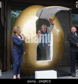 L'acteur Sir Ian McKellen et le comédien John Bishop devant l'hôtel Londoner, à Leicester Square, Londres, pour l'annonce d'une visite britannique de la pantomime Mother Goose. La production portera la vedette de Sir Ian comme mère Goose, avec les comédiens John Bishop et Mel Giedroyc, et ouvrira au Théâtre Royal Brighton sur 3 décembre, avant une saison dans le West End au Théâtre du Duc de York, suivi d'une tournée au Royaume-Uni. Date de la photo: Lundi 3 octobre 2022. Banque D'Images